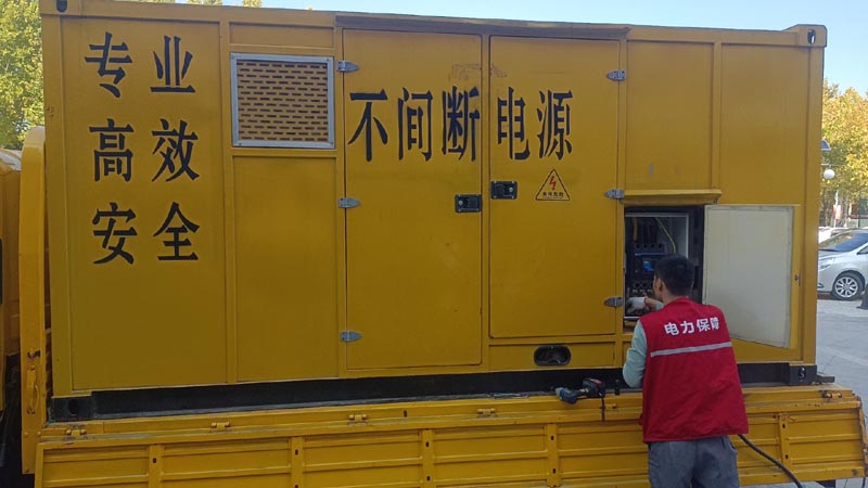 哈巴河柴油发电机组和UPS电源配合使用时，如何避免切换过程中的电力中断？